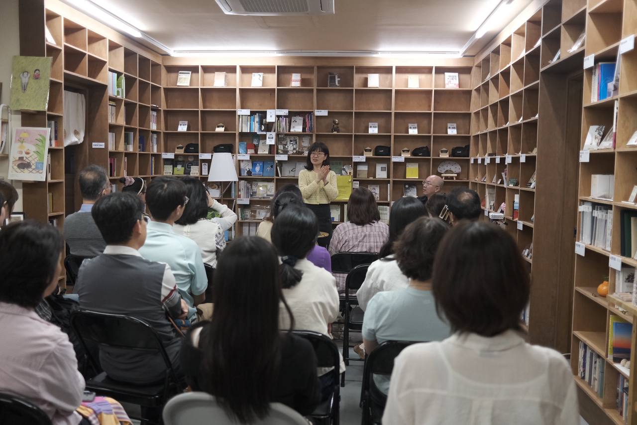 은유 작가와 북토크 대화 장면