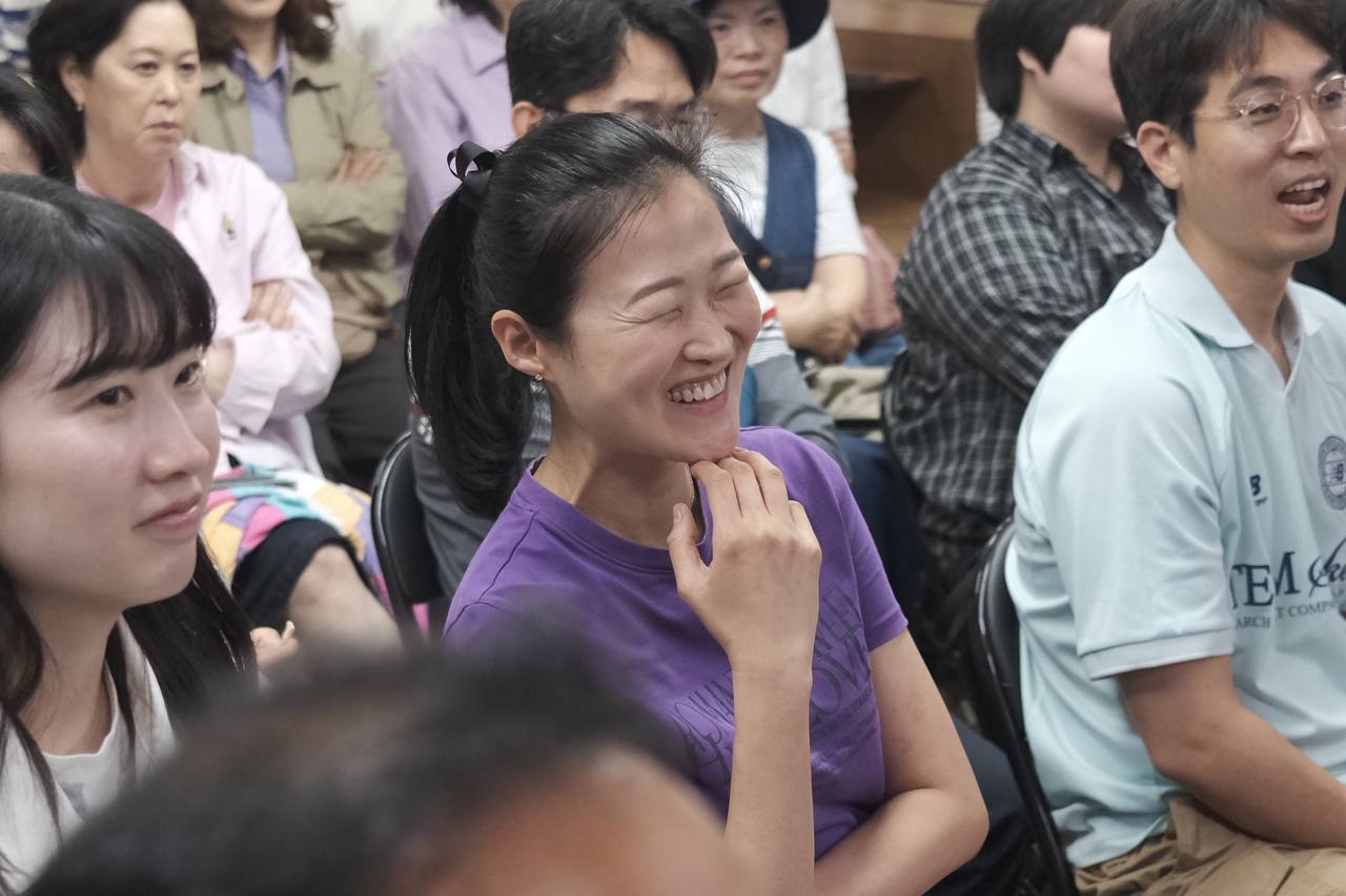 토크를 듣는 관객