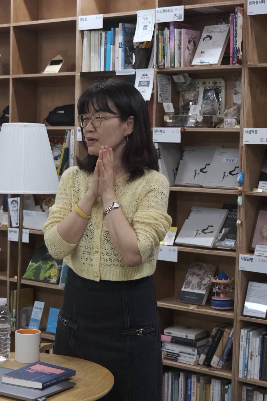 인사하는 은유 작가